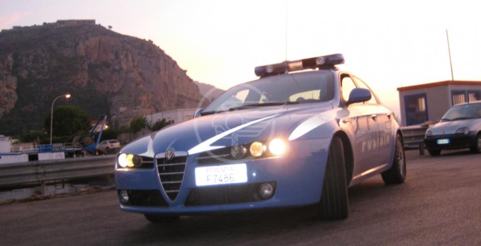 Litiga armata di coltello con la vicina: la Polizia la arresta e scopre 7 etti di droga Litiga armata di coltello con la vicina: la Polizia la arresta e scopre 7 etti di droga