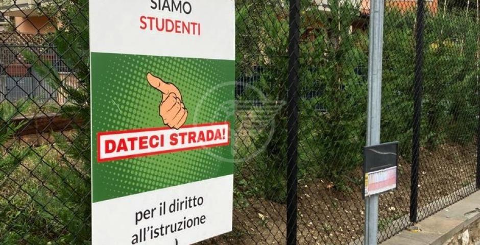 Tornano i cartelli di protesta e gli striscioni lungo la Marecchiese Tornano i cartelli di protesta e gli striscioni lungo la Marecchiese