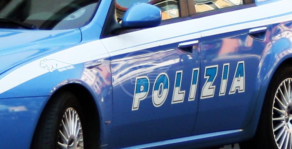 Uno scalmanato aggredisce e ferisce tre poliziotti dopo aver tentato la fuga Uno scalmanato aggredisce e ferisce tre poliziotti dopo aver tentato la fuga