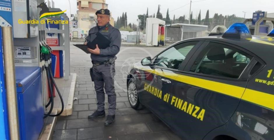 Prezzi dei carburanti troppo alti: la Finanza multa un benzinaio a Riccione Prezzi dei carburanti troppo alti: la Finanza multa un benzinaio a Riccione