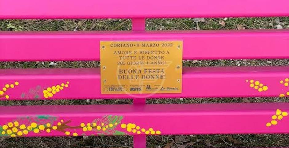 Inaugurata la panchina decorata con i colori della mimosa ai giardini don Bertozzi Inaugurata la panchina decorata con i colori della mimosa ai giardini don Bertozzi