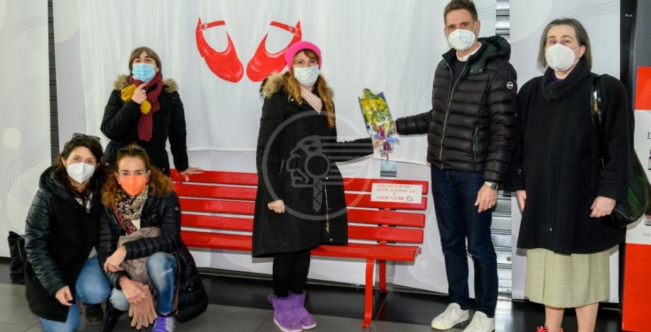 Mimose sulle panchine rosse in piazzale D'Acquisto e fuori dal maxicentro "Perla Verde" Mimose sulle panchine rosse in piazzale D'Acquisto e fuori dal maxicentro "Perla Verde"