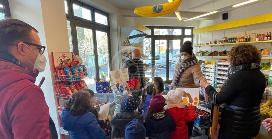 Cattolica, i colori di bambine e bambini in mostra in vetrina Cattolica, i colori di bambine e bambini in mostra in vetrina