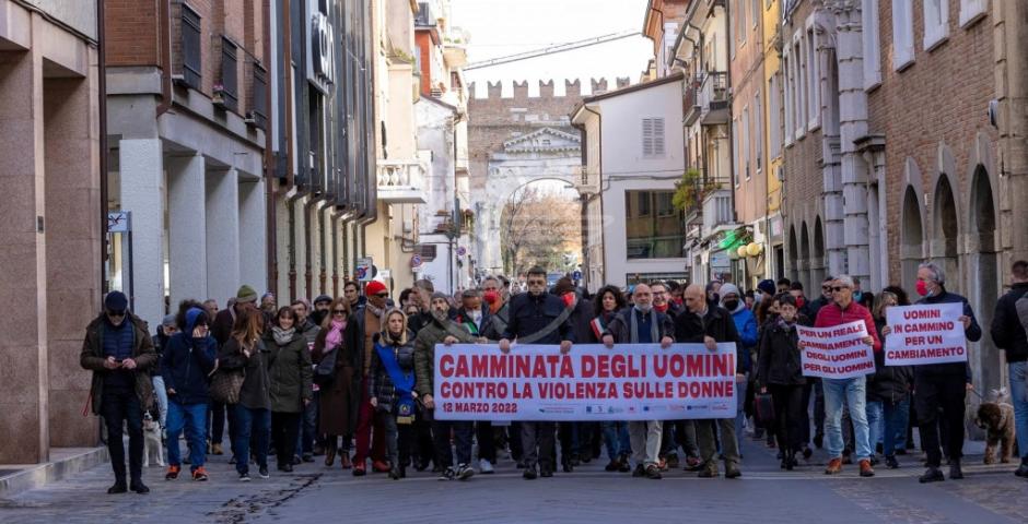 In tanti alla "Camminata degli uomini" per dire no alla violenza sulle donne In tanti alla "Camminata degli uomini" per dire no alla violenza sulle donne