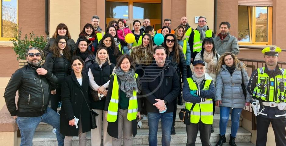 Tutti a scuola a piedi, sindaco e giunta con i bimbi delle scuole primarie  Tutti a scuola a piedi, sindaco e giunta con i bimbi delle scuole primarie