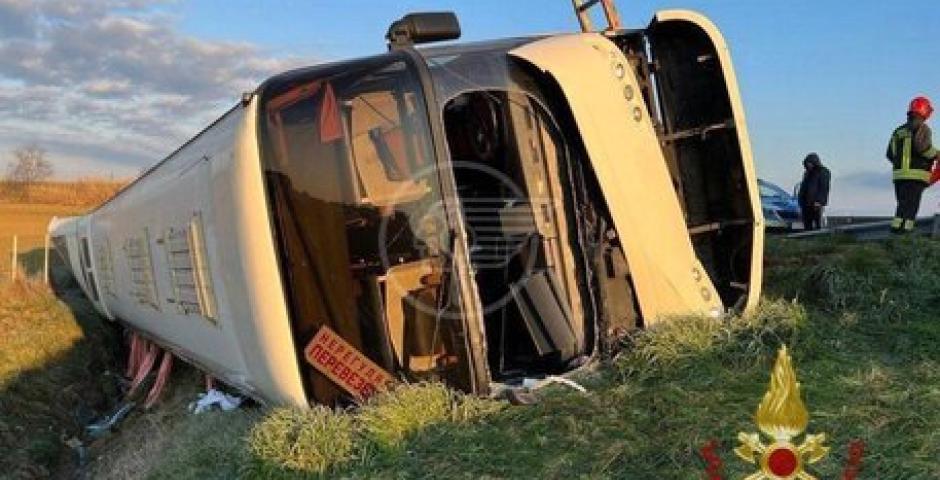 Si ribalta pullman pieno di ucraini in A14: muore una donna incastrata fra le lamiere Si ribalta pullman pieno di ucraini in A14: muore una donna incastrata fra le lamiere
