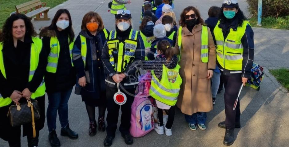 Tutti a scuola a piedi, sindaco e giunta con i bimbi delle scuole primarie  Tutti a scuola a piedi, sindaco e giunta con i bimbi delle scuole primarie