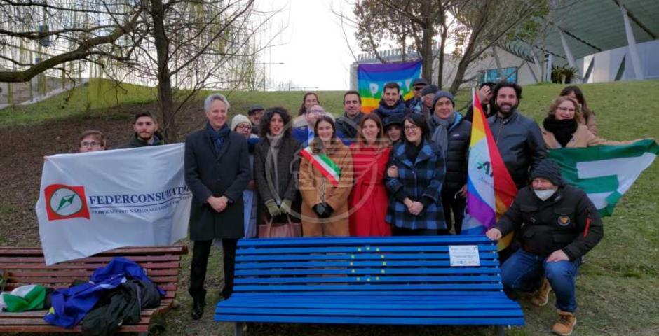 Inaugurata la prima panchina europea del progetto dedicata a David Sassoli Inaugurata la prima panchina europea del progetto dedicata a David Sassoli