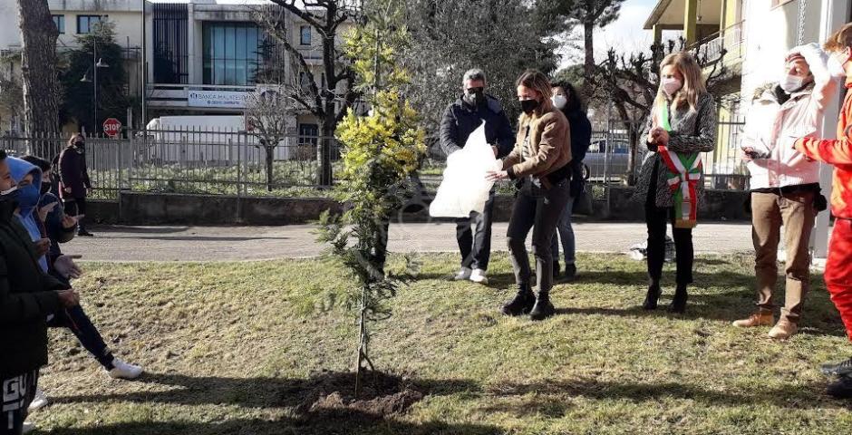 Mimose e studenti per celebrare la giornata dedicata alla donna Mimose e studenti per celebrare la giornata dedicata alla donna