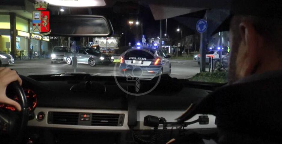 Spacca bottiglie in strada e aggredisce i poliziotti: arrestato dalla Polizia Spacca bottiglie in strada e aggredisce i poliziotti: arrestato dalla Polizia