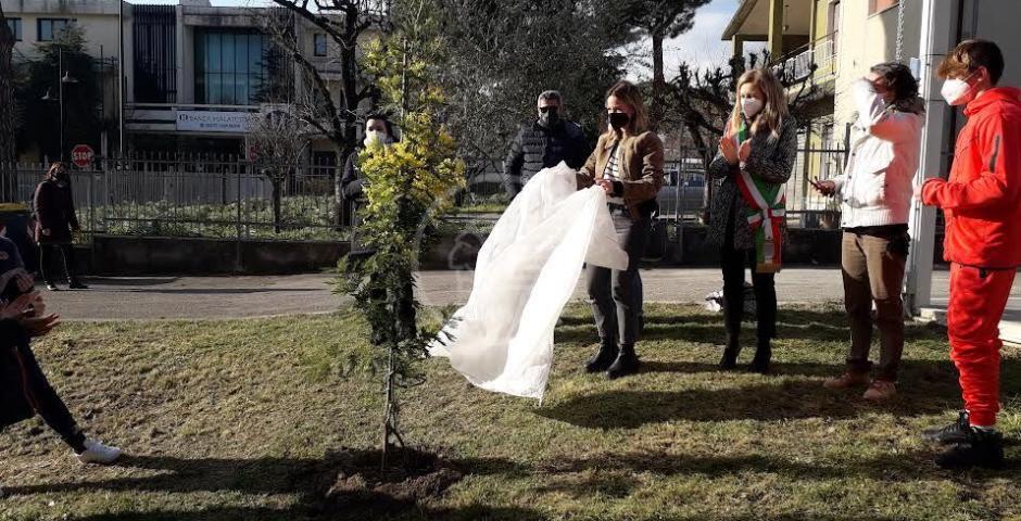 Mimose e studenti per celebrare la giornata dedicata alla donna Mimose e studenti per celebrare la giornata dedicata alla donna