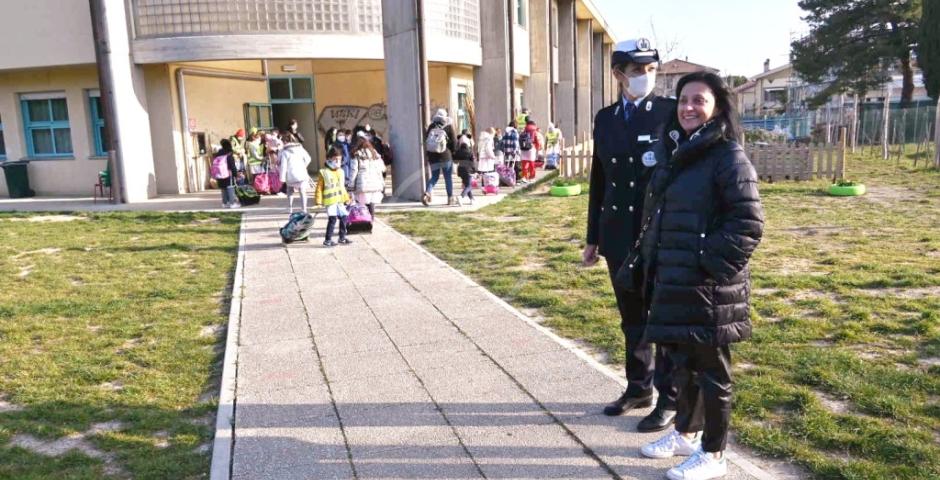 Tutti a scuola a piedi, sindaco e giunta con i bimbi delle scuole primarie  Tutti a scuola a piedi, sindaco e giunta con i bimbi delle scuole primarie