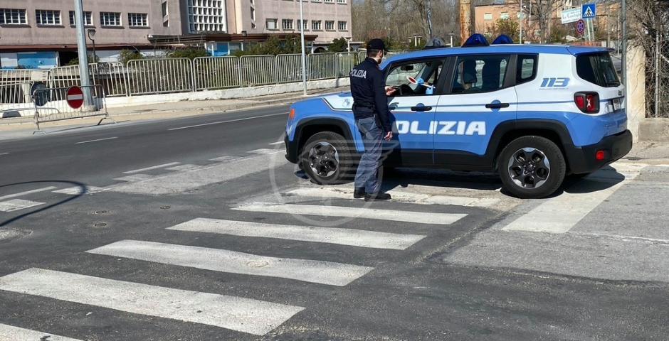 Ammazza la compagna, in casa anche il figlio di 6 mesi. Arrestato dalla Polizia Ammazza la compagna, in casa anche il figlio di 6 mesi. Arrestato dalla Polizia