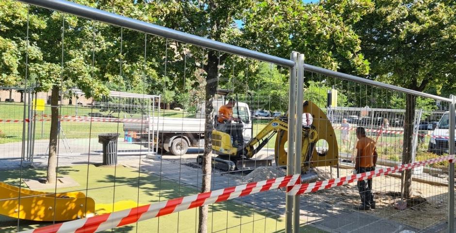 Al via la manutenzione della pavimentazione antitrauma nell’area giochi del parco Campo della Fiera Al via la manutenzione della pavimentazione antitrauma nell’area giochi del parco Campo della Fiera