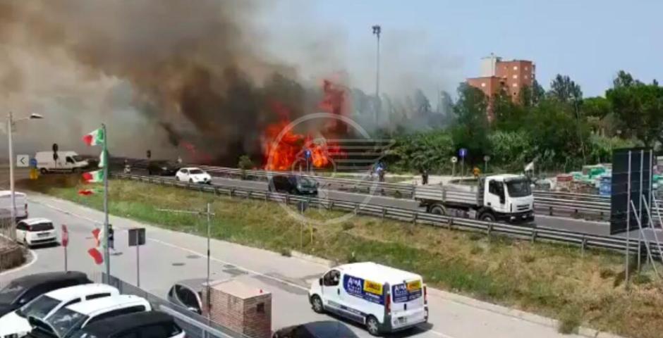 Incendio con statale chiusa in zona rotonda Valentini, traffico paralizzato Incendio con statale chiusa in zona rotonda Valentini, traffico paralizzato