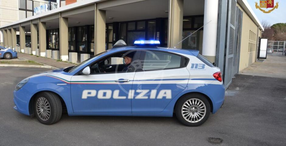 Minaccia i passanti con una bottiglia di vetro infranta: la Polizia di Stato estrae il Taser e lo fa desistere  Minaccia i passanti con una bottiglia di vetro infranta: la Polizia di Stato estrae il Taser e lo fa desistere