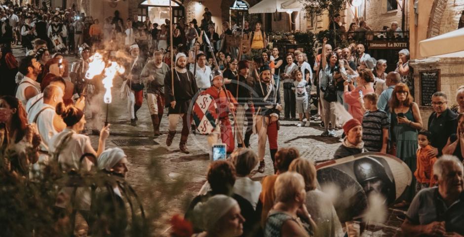 A Gradara tornano i "Giovedì al Castello": questa sera tour animati, cortei storici e Rocca aperta fino a mezzanotte A Gradara tornano i "Giovedì al Castello": questa sera tour animati, cortei storici e Rocca aperta fino a mezzanotte