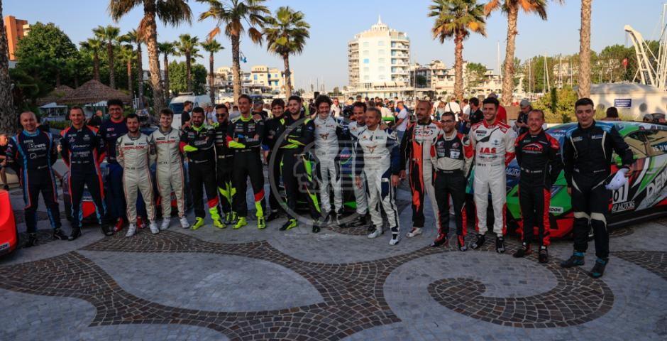 Successo a Misano per la prima parata del TCR Italy e TCR DSG in città Successo a Misano per la prima parata del TCR Italy e TCR DSG in città