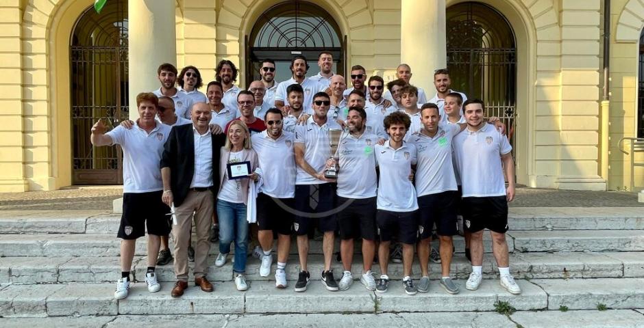 Cattolica, incontro tra l'Amministrazione ed il Superga 63. I complimenti per la vittoria del campionato di calcio di seconda categoria Cattolica, incontro tra l'Amministrazione ed il Superga 63. I complimenti per la vittoria del campionato di calcio di seconda categoria
