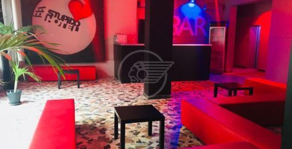 Vacanza in diretta streaming, la polizia controlla lo Stupido hotel  Vacanza in diretta streaming, la polizia controlla lo Stupido hotel