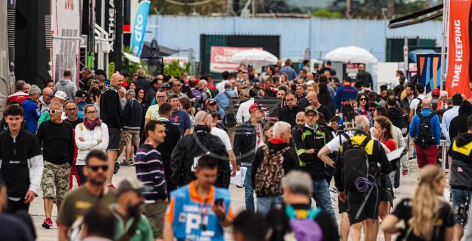 EMILIA-ROMAGNA ROUND: MOTO IN PISTA E FOLLA NEL PADDOCK, IL WEEKEND ENTRA NEL VIVO EMILIA-ROMAGNA ROUND: MOTO IN PISTA E FOLLA NEL PADDOCK, IL WEEKEND ENTRA NEL VIVO