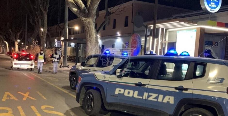 Colpito dal rivale con un coccio di bottiglia fuori dalla stazione: grave un 17enne Colpito dal rivale con un coccio di bottiglia fuori dalla stazione: grave un 17enne