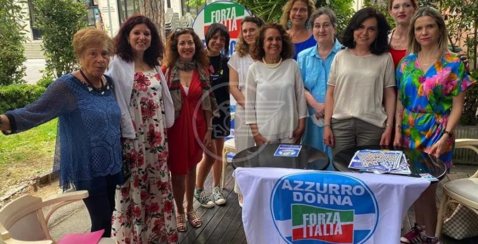 Azzurro Donna al fianco di Laura Rambelli, candidata consigliere di Forza Italia Azzurro Donna al fianco di Laura Rambelli, candidata consigliere di Forza Italia