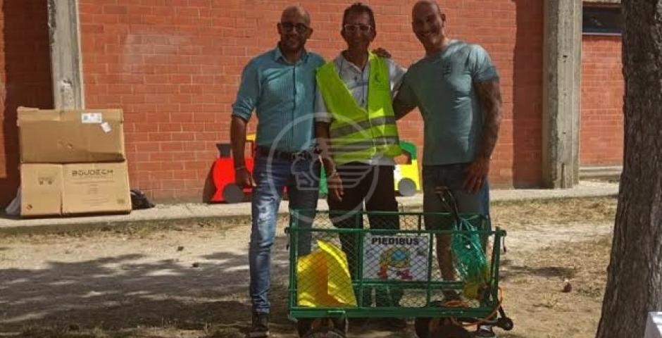 Due imprenditori acquistano di tasca loro i carrellini rubati ai bimbi del Piedibus Due imprenditori acquistano di tasca loro i carrellini rubati ai bimbi del Piedibus