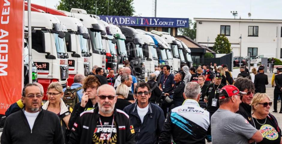 EMILIA-ROMAGNA ROUND: MOTO IN PISTA E FOLLA NEL PADDOCK, IL WEEKEND ENTRA NEL VIVO EMILIA-ROMAGNA ROUND: MOTO IN PISTA E FOLLA NEL PADDOCK, IL WEEKEND ENTRA NEL VIVO