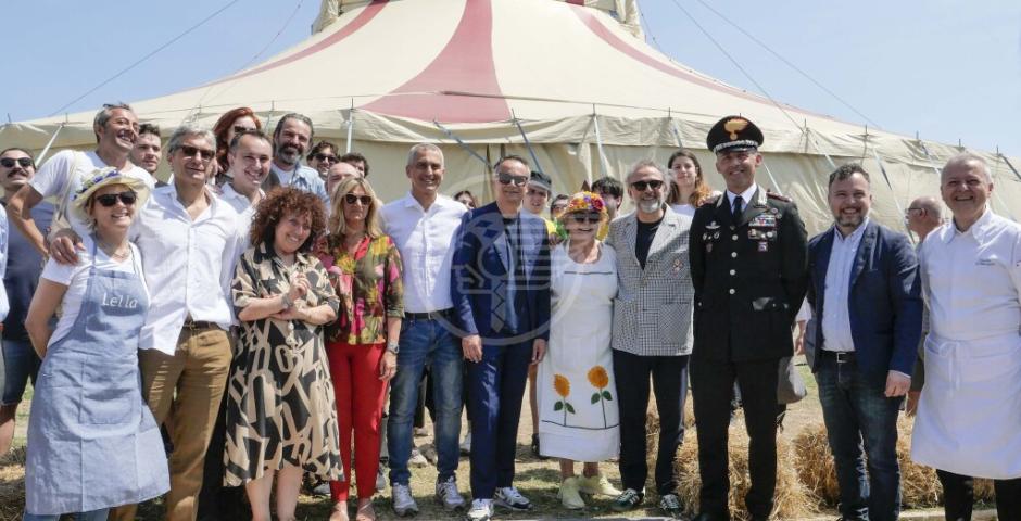 Tra tradizione e futuro, Bottura riapre il circo dei sapori di “Al Meni” Tra tradizione e futuro, Bottura riapre il circo dei sapori di “Al Meni”