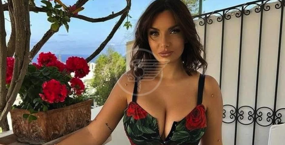 Elettra Lamborghini insultata durante lo show interrompe la musica e replica agli attacchi Elettra Lamborghini insultata durante lo show interrompe la musica e replica agli attacchi