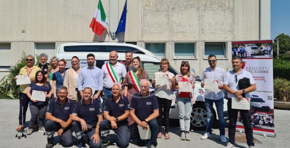 Donato ai volontari della Protezione civile un nuovo mezzo attrezzato per il trasporto di persone disabili Donato ai volontari della Protezione civile un nuovo mezzo attrezzato per il trasporto di persone disabili