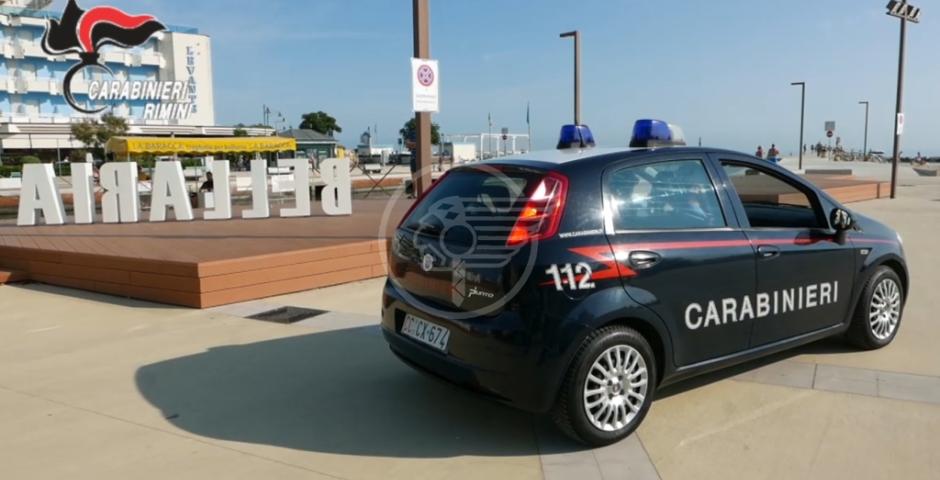 Auto sospetta viene controllata: a bordo una coppia con 1,5 kg di marijuana Auto sospetta viene controllata: a bordo una coppia con 1,5 kg di marijuana
