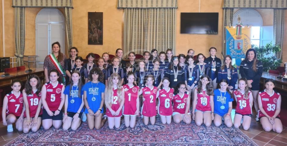 Accolte in Municipio le atlete dell’asd Volley e Ginnastica Accolte in Municipio le atlete dell’asd Volley e Ginnastica