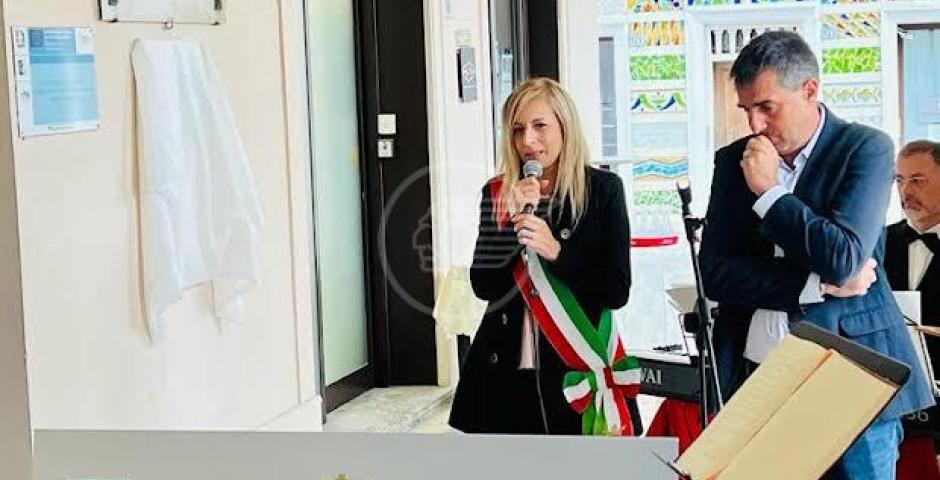 Una targa all'ingresso del Comune per ricordare il titolo di "Città" concesso da Mattarella Una targa all'ingresso del Comune per ricordare il titolo di "Città" concesso da Mattarella