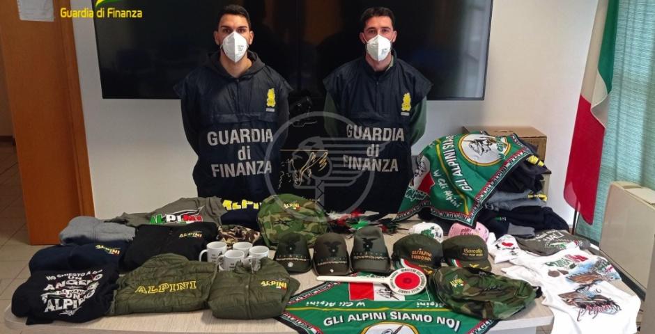 Contraffazioni all'Adunata Alpini: sequestri, segnalazioni e multe della Finanza Contraffazioni all'Adunata Alpini: sequestri, segnalazioni e multe della Finanza