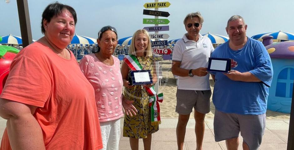 Cattolica, vacanzieri tedeschi affezionati alla Regina: targa fedeltà a Ria, Claudia e Thomas Cattolica, vacanzieri tedeschi affezionati alla Regina: targa fedeltà a Ria, Claudia e Thomas