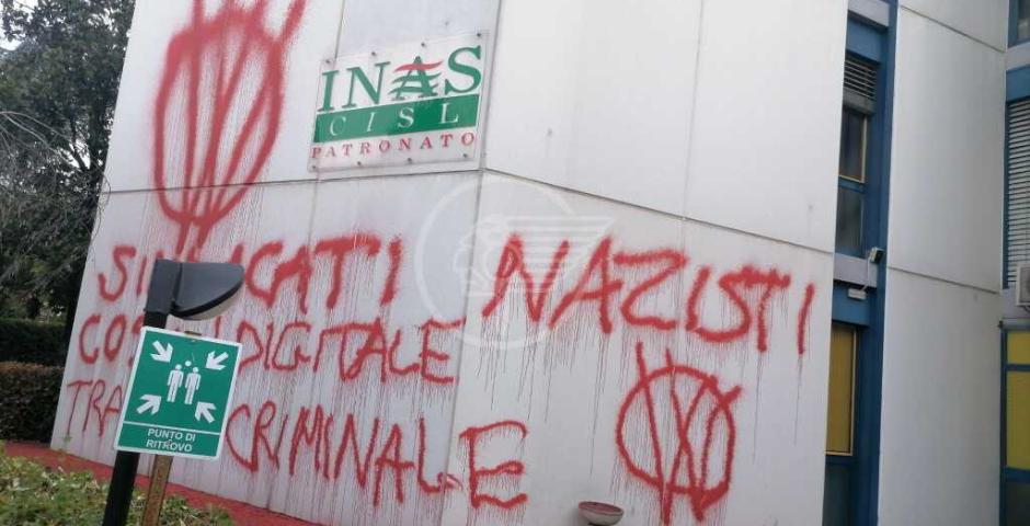 La sede di Cgil e Cisl imbrattata da scritte No Vax: sdegno da sindacati ed istituzioni La sede di Cgil e Cisl imbrattata da scritte No Vax: sdegno da sindacati ed istituzioni