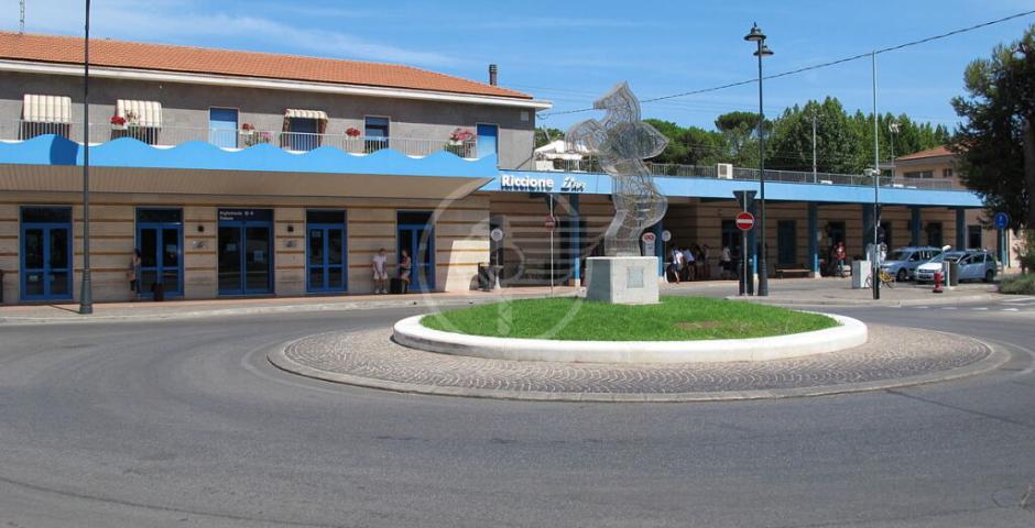 Arresto cardiaco in stazione: gli agenti della Polfer salvano una viaggiatrice Arresto cardiaco in stazione: gli agenti della Polfer salvano una viaggiatrice