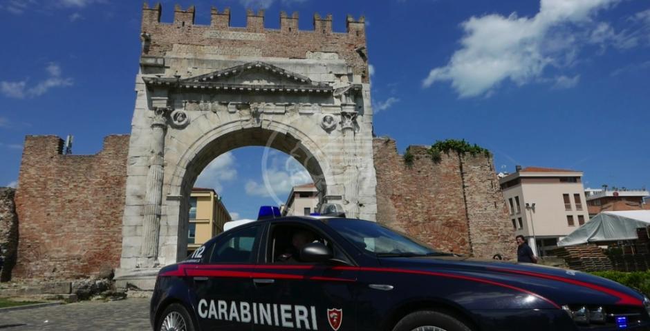 Furti al mercato, tre donne nomadi arrestate. Manette anche a un nordafricano  Furti al mercato, tre donne nomadi arrestate. Manette anche a un nordafricano