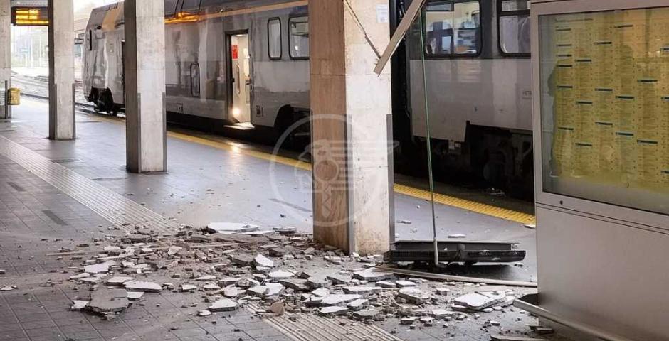 Calcinacci giù dal controsoffitto sul binario 1 della stazione: nessun ferito per fortuna Calcinacci giù dal controsoffitto sul binario 1 della stazione: nessun ferito per fortuna