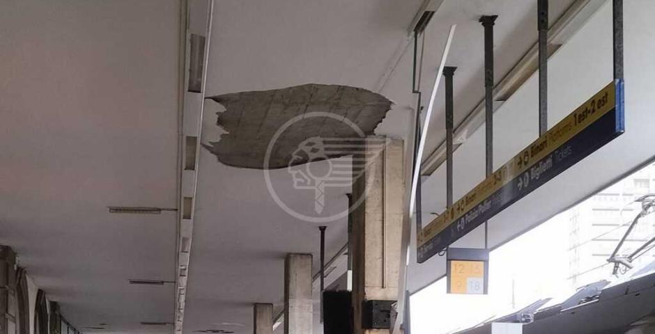 Calcinacci giù dal controsoffitto sul binario 1 della stazione: nessun ferito per fortuna Calcinacci giù dal controsoffitto sul binario 1 della stazione: nessun ferito per fortuna