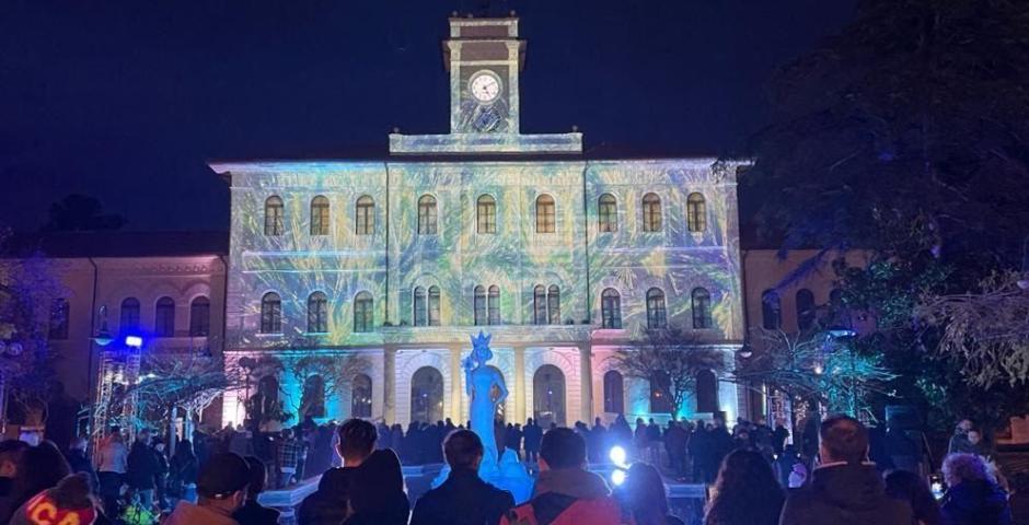 La Regina indossa l'abito da sera e si prepara alla grande festa di Capodanno La Regina indossa l'abito da sera e si prepara alla grande festa di Capodanno