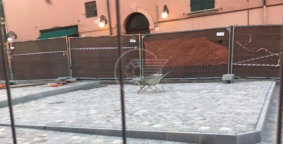 Spuntano due pedane in piazza Balacchi. Vicario: "Che roba è? E la minoranza che fa, dorme?" Spuntano due pedane in piazza Balacchi. Vicario: "Che roba è? E la minoranza che fa, dorme?"