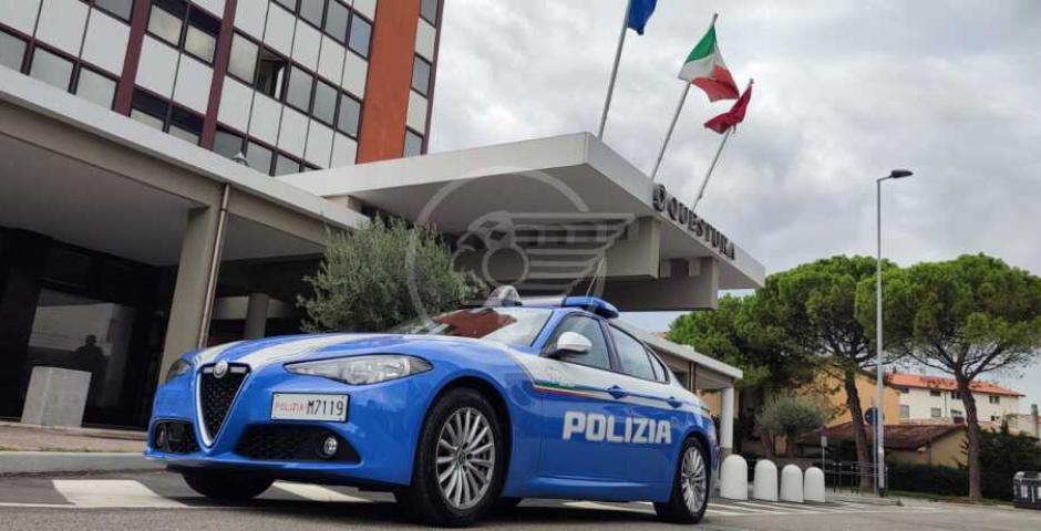 Tenta di rubare il monopattino colpendo il proprietario, gli agenti intervenuti e l’auto di servizio: arrestato  Tenta di rubare il monopattino colpendo il proprietario, gli agenti intervenuti e l’auto di servizio: arrestato