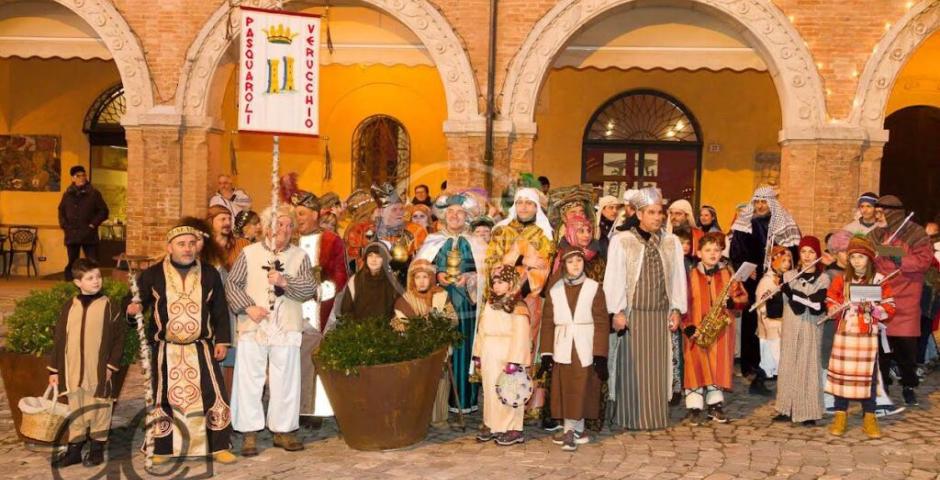 A Verucchio la Befana premia i “campioni di lettura" e viene accolta dai vigili del fuoco in pensione A Verucchio la Befana premia i “campioni di lettura" e viene accolta dai vigili del fuoco in pensione