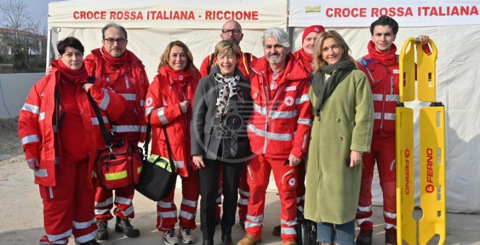 Un mare di gente per il tuffo del primo dell’anno a Riccione in Piazzale Roma Un mare di gente per il tuffo del primo dell’anno a Riccione in Piazzale Roma
