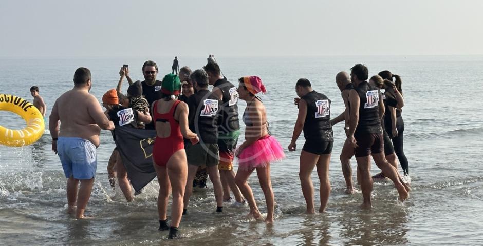 Un mare di gente per il tuffo del primo dell’anno a Riccione in Piazzale Roma Un mare di gente per il tuffo del primo dell’anno a Riccione in Piazzale Roma