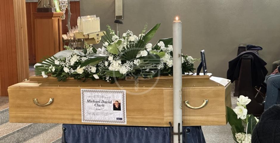 Una stupenda melodia di cornamusa e tantissima gente hanno accompagnato oggi nel suo ultimo viaggio Mike Clark Una stupenda melodia di cornamusa e tantissima gente hanno accompagnato oggi nel suo ultimo viaggio Mike Clark