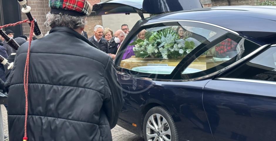 Una stupenda melodia di cornamusa e tantissima gente hanno accompagnato oggi nel suo ultimo viaggio Mike Clark Una stupenda melodia di cornamusa e tantissima gente hanno accompagnato oggi nel suo ultimo viaggio Mike Clark